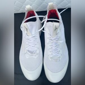 Mizuno White Athletic Shoes Sleek Design